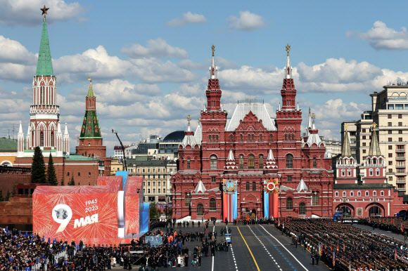 9일(현지시간) 러시아 모스크바 붉은광장에서 나치 독일에 대한 옛 소련의 승리를 기념하는 제78주년 전승절 열병식이 열리고 있다. 2023.5.9 타스 연합뉴스