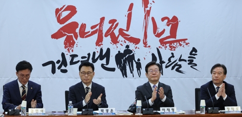 더불어민주당 이재명(오른쪽 두번째) 대표가 9일 국회에서 열린 윤석열 정부 1년 평가 연속토론회에 참석하고 있다. 연합뉴스