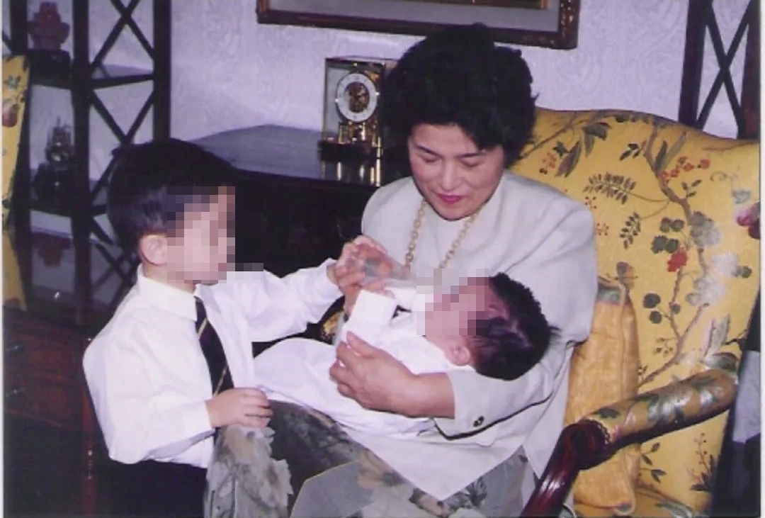 전두환 전 대통령 손자 전우원씨가 어린 시절 이순자씨와 함께 찍은 사진을 공개했다. 전우원씨 인스타그램