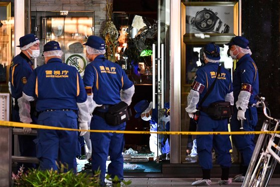 8일 강도 사건이 발생한 일본 도쿄 긴자의 고급시계점에서 경찰이 현장 조사를 하고 있다. AFP=연합뉴스