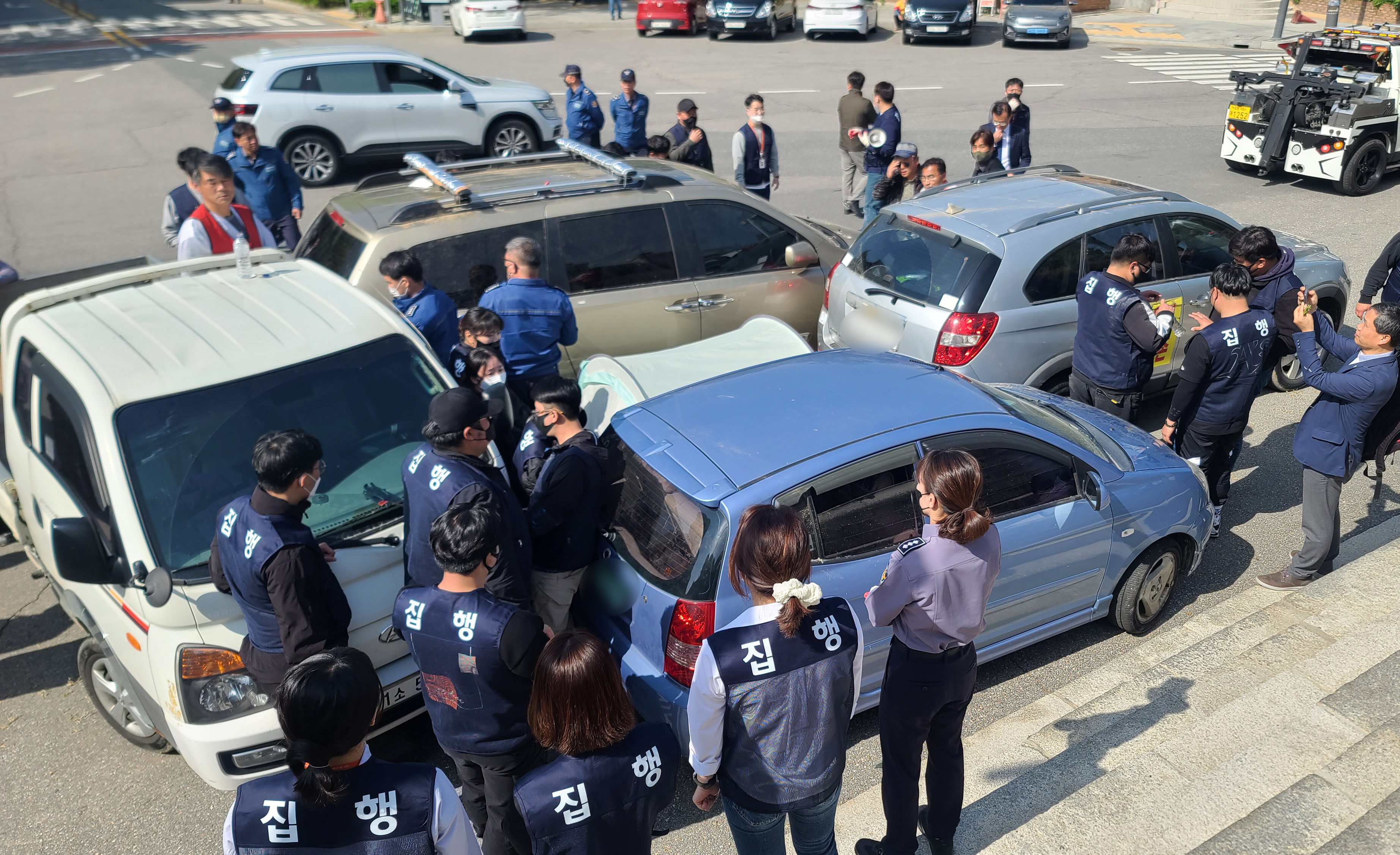 10일 강원 춘천시 강원도청 앞에서 용역과 도청 공무원 등 관계자들이 중도유적 보존 운동 단체들이 설치한 천막에 대한 행정대집행을 진행하고 있다. 2023.5.10 연합뉴스