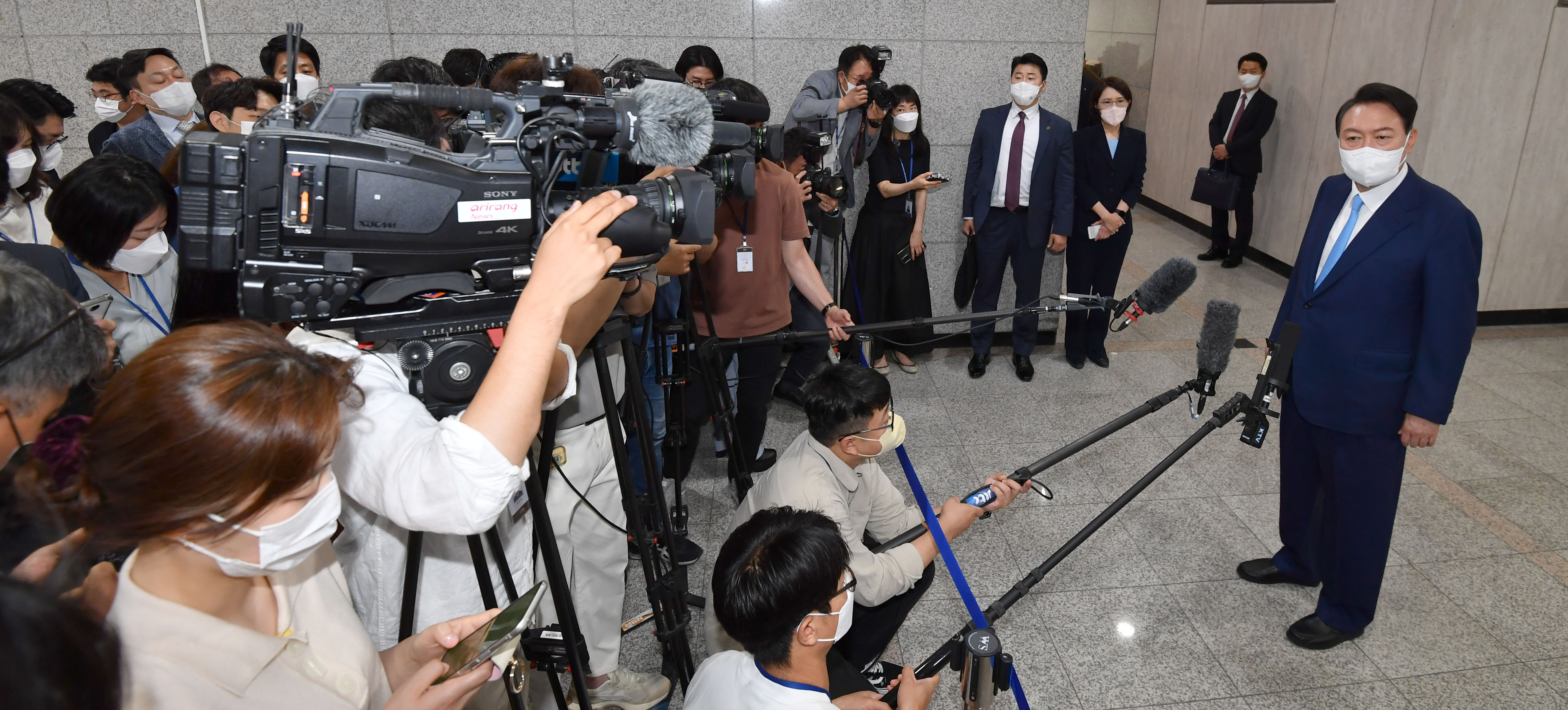 14일 윤석열 대통령이 서울 용산구 대통령실로  출근을 하며 기자들의 질문에 답하고 있다. . 2022.6.14 대통령실사진기자단 (서울신문 박지환)