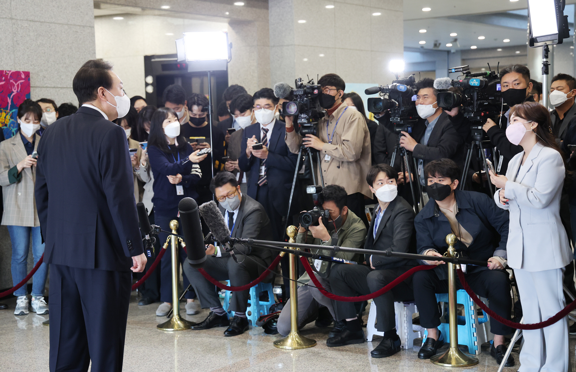 윤석열 대통령이 13일 오전 서울 용산 대통령실 청사로 출근하며 기자들과 질의응답을 하고 있다. 2022.10.13 연합뉴스