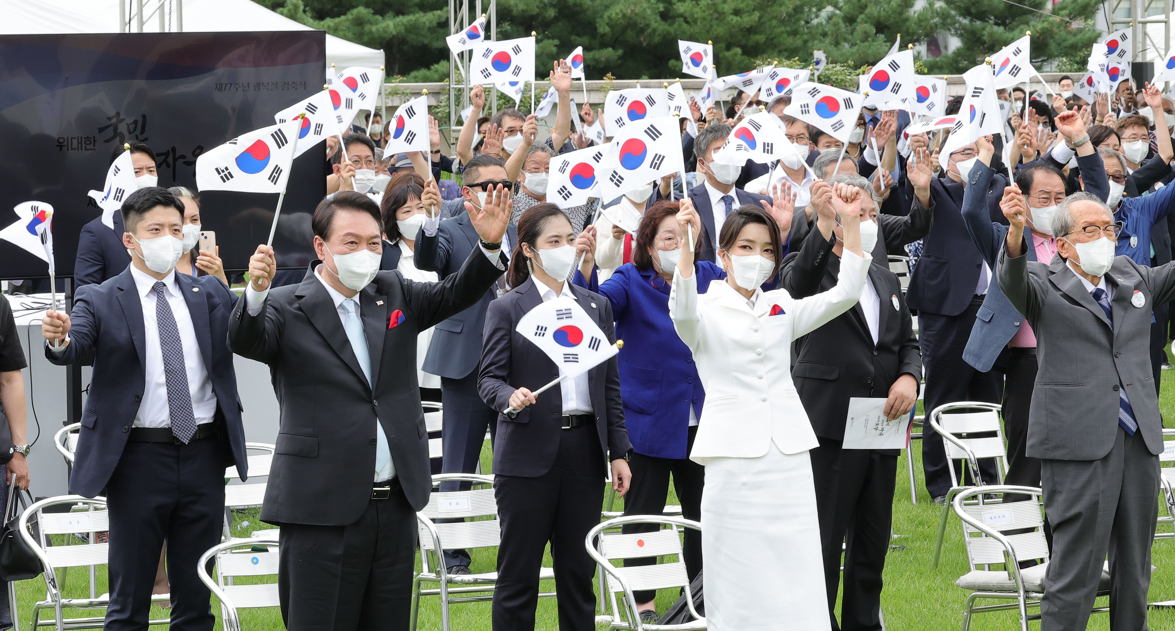 윤석열 대통령과 김건희 여사가 15일 서울 용산 대통령실 청사 잔디마당에서 열린 제77주년 광복절 경축식에서 만세삼창을 하고 있다. /2022.08.15./대통령실사진기자단