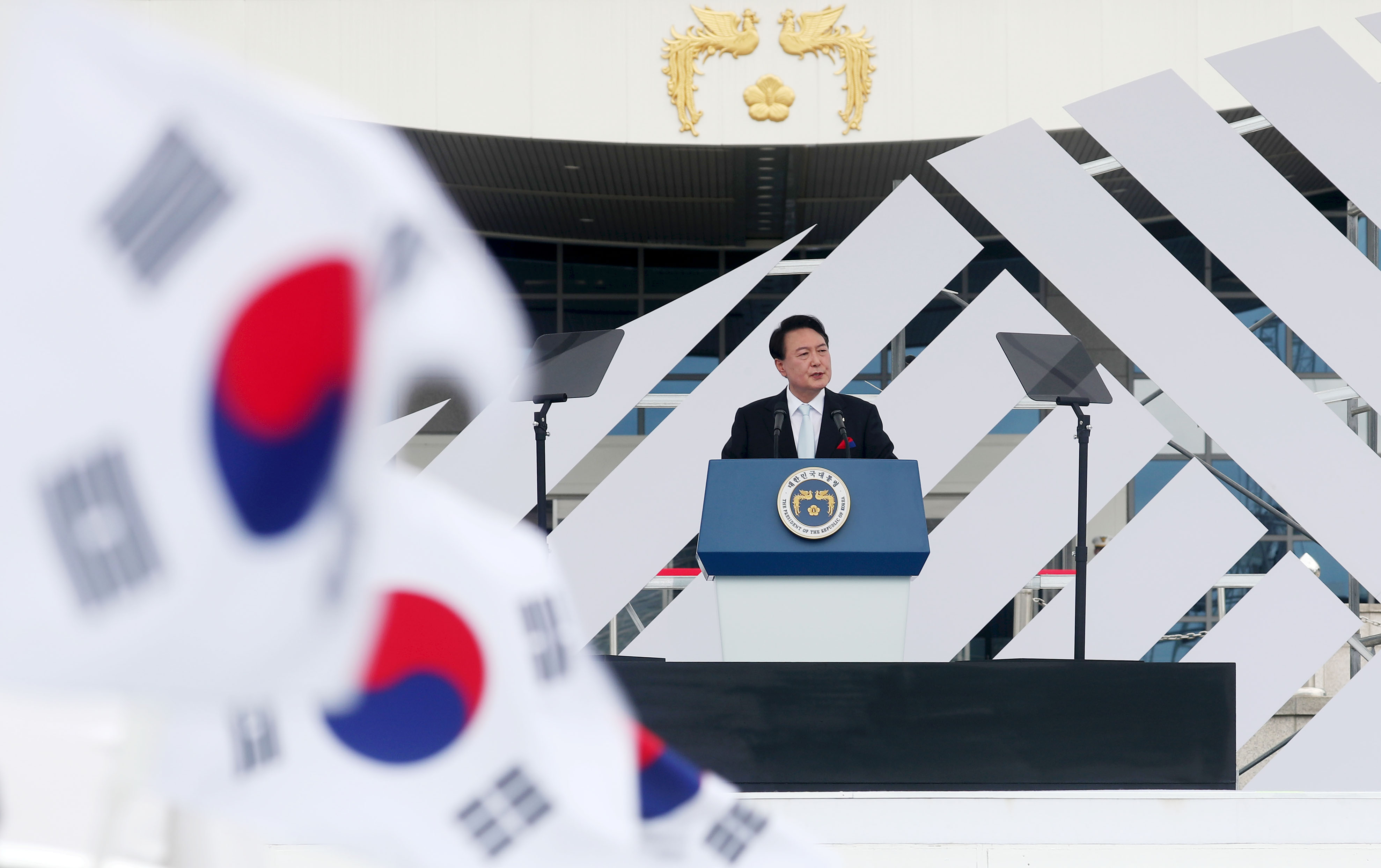 윤석열 대통령이 15일 서울 용산 대통령실 잔디마당에서 열린 제77주년 광복절 경축식에서 경축사를 하고 있다. 2022.08.15.  뉴시스