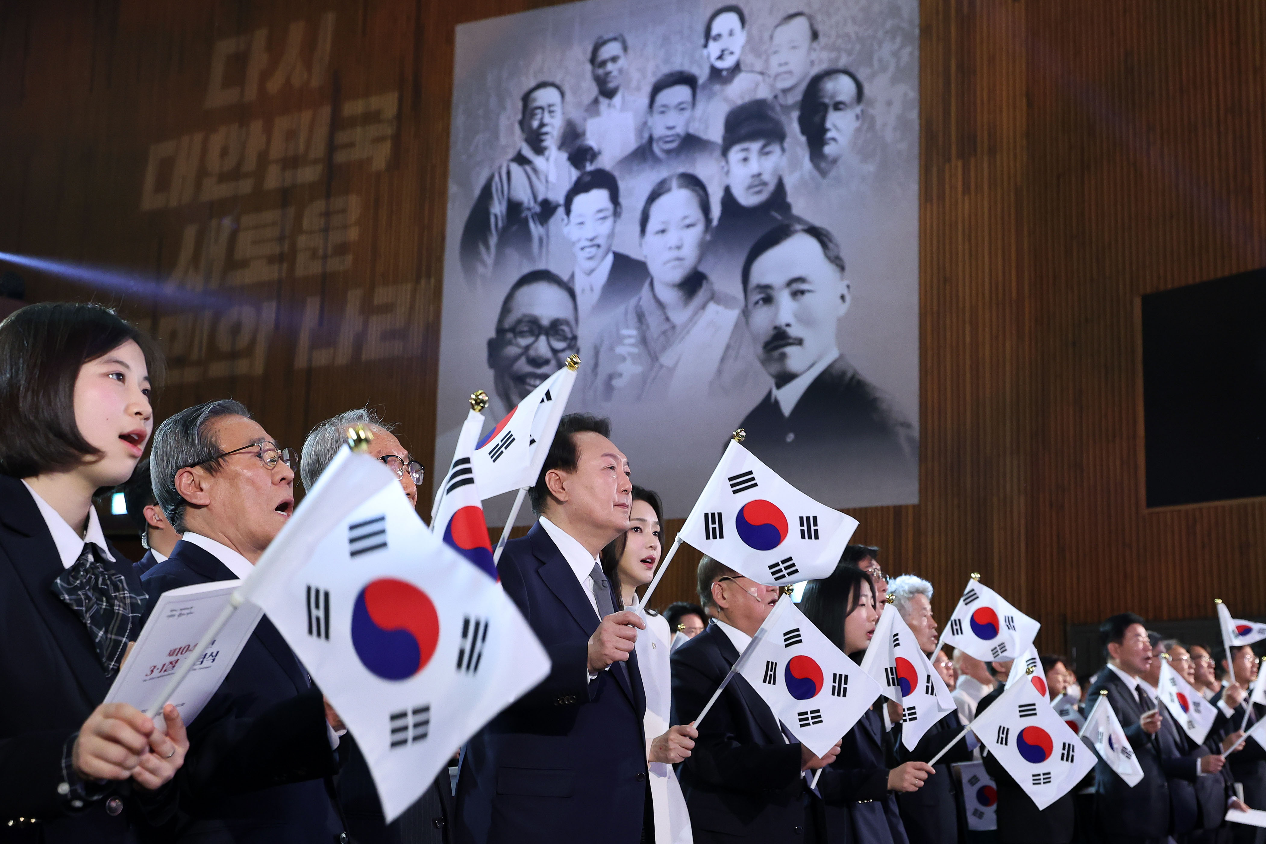 윤석열 대통령과 김건희 여사가 1일 서울 중구 유관순 기념관에서 열린 제104주년 3.1절 기념식에서 3.1절 노래를 제창하고 있다. 2023.3.1 대통령실 제공