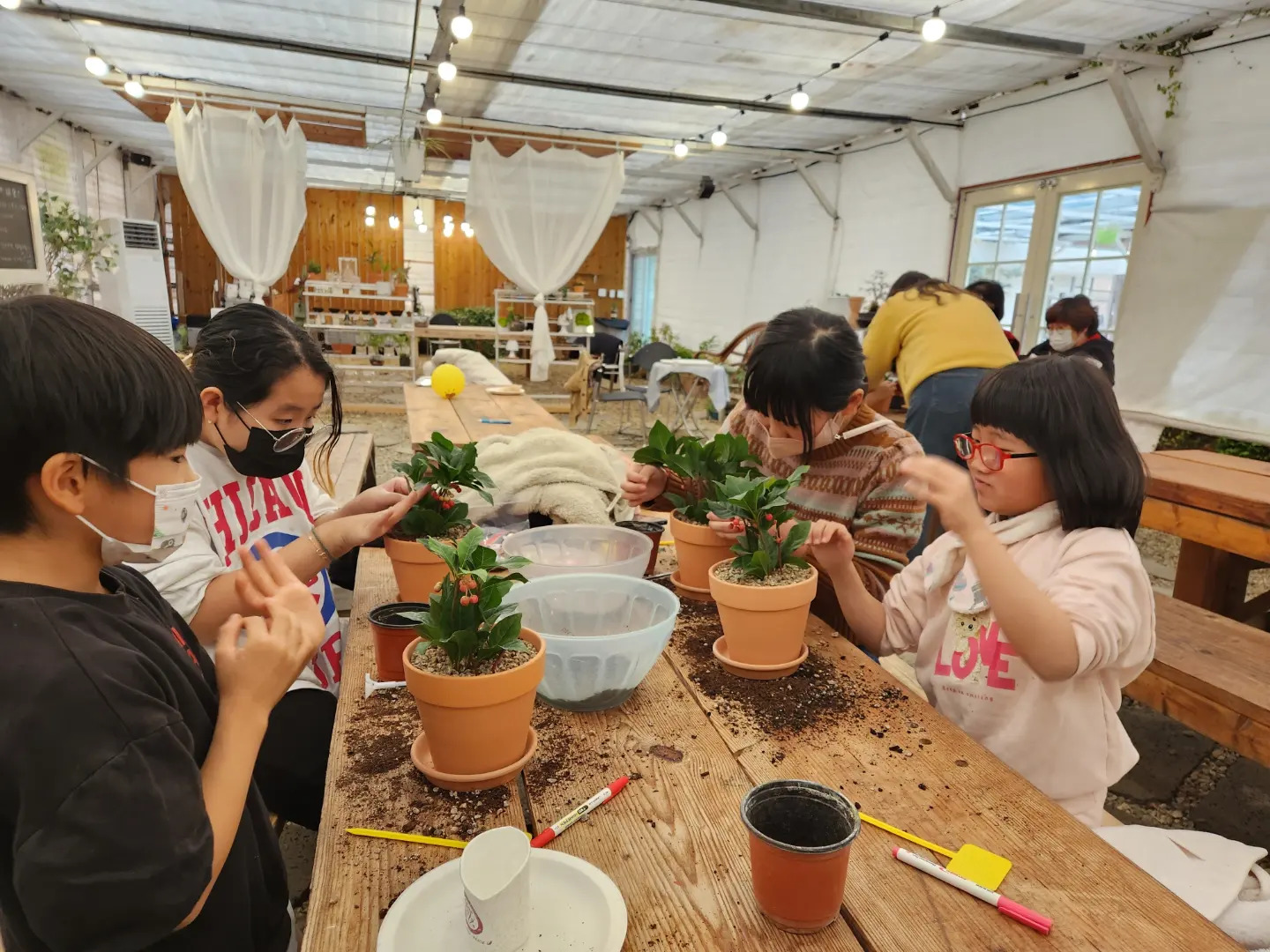 전북 완주군에 있는 치유농장 ‘드림뜰 힐링팜’의 치유농업 프로그램 모습. 학생들이 화분에 식물을 심고 있다. 농촌진흥청 제공