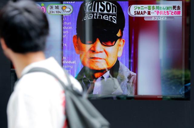 2019년 도쿄 시내의 한 전광판에 ‘일본 아이돌의 대부’ 쟈니 기타가와가 전날 사망했다는 뉴스가 흐르고 있다. 교도 AP 연합뉴스 자료사진