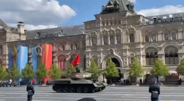 9일(현지시간) 러시아 수도 모스크바 붉은광장에서 열린 78주년 전승절 열병식에서 2차 대전 당시 독일군을 격파, ‘소련을 구한 전차’로 불리는 T-34-85 한 대가 기갑 열병식 포문을 열고 있다. 이날 열병식에서는 T-34-85 외에 다른 주력전차는 등장하지 않았다. 2023.5.9 텔레그램