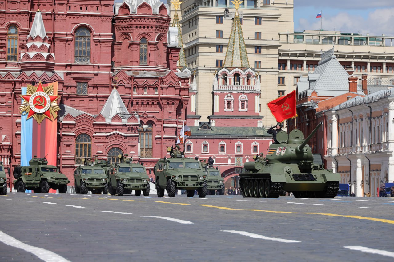9일(현지시간) 러시아 수도 모스크바 붉은광장에서 열린 78주년 전승절 열병식에서 2차 대전 당시 독일군을 격파, ‘소련을 구한 전차’로 불리는 T-34-85 등장과 함께 기갑 열병식이 시작되고 있다. 2023.5.9 러시아 국방부
