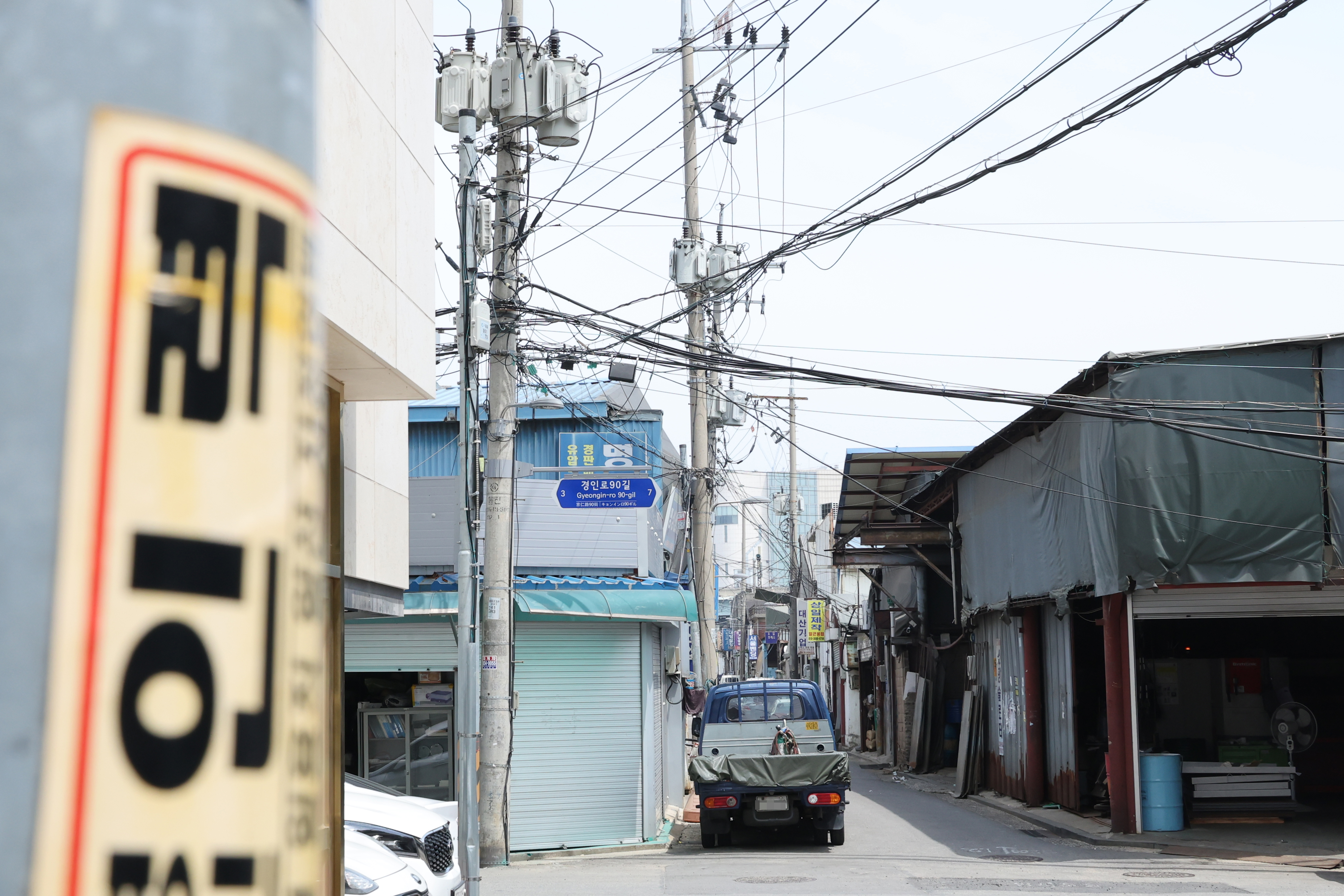 지난달 제조업 신규 취업자 수가 9만 7000명 감소했다고 10일 통계청이 발표했다. 코로나가 한창 기승이던 2020년 12월(11만명) 이후 28개월 만에 최대 감소 폭이다. 사진은 소규모 제조업 공장이 몰려 있는 서울 영등포구 문래동 일대. 연합뉴스