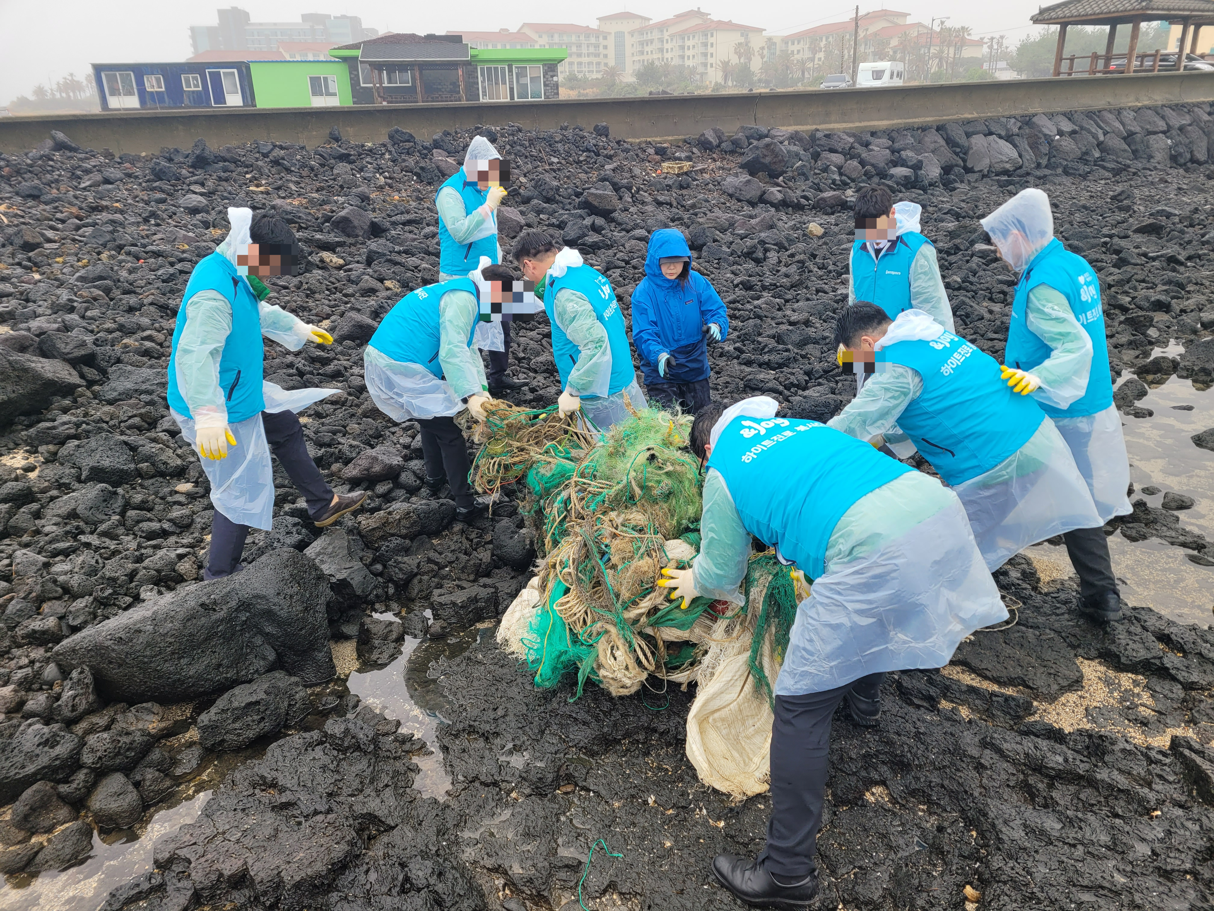 지난 3월 표선해수욕장에서 하이트진로 직원들이 해양쓰레기를 수거하고 있다. 제주도 제공