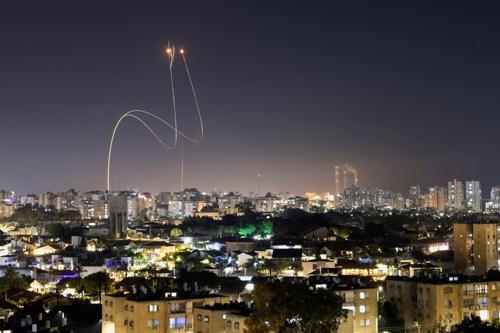 이스라엘의 방공시스템 아이언돔이 10일 가자지구에서 팔레스타인의 로켓을 공중에서 격추시키고 있다. 로이터 연합뉴스