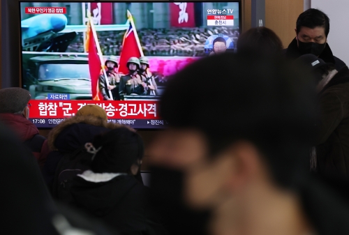 26일 서울역 대합실에서 시민들이 북한 무인기 영공 침범과 관련된 뉴스를 시청하고 있다. 2022.12.26 연합뉴스
