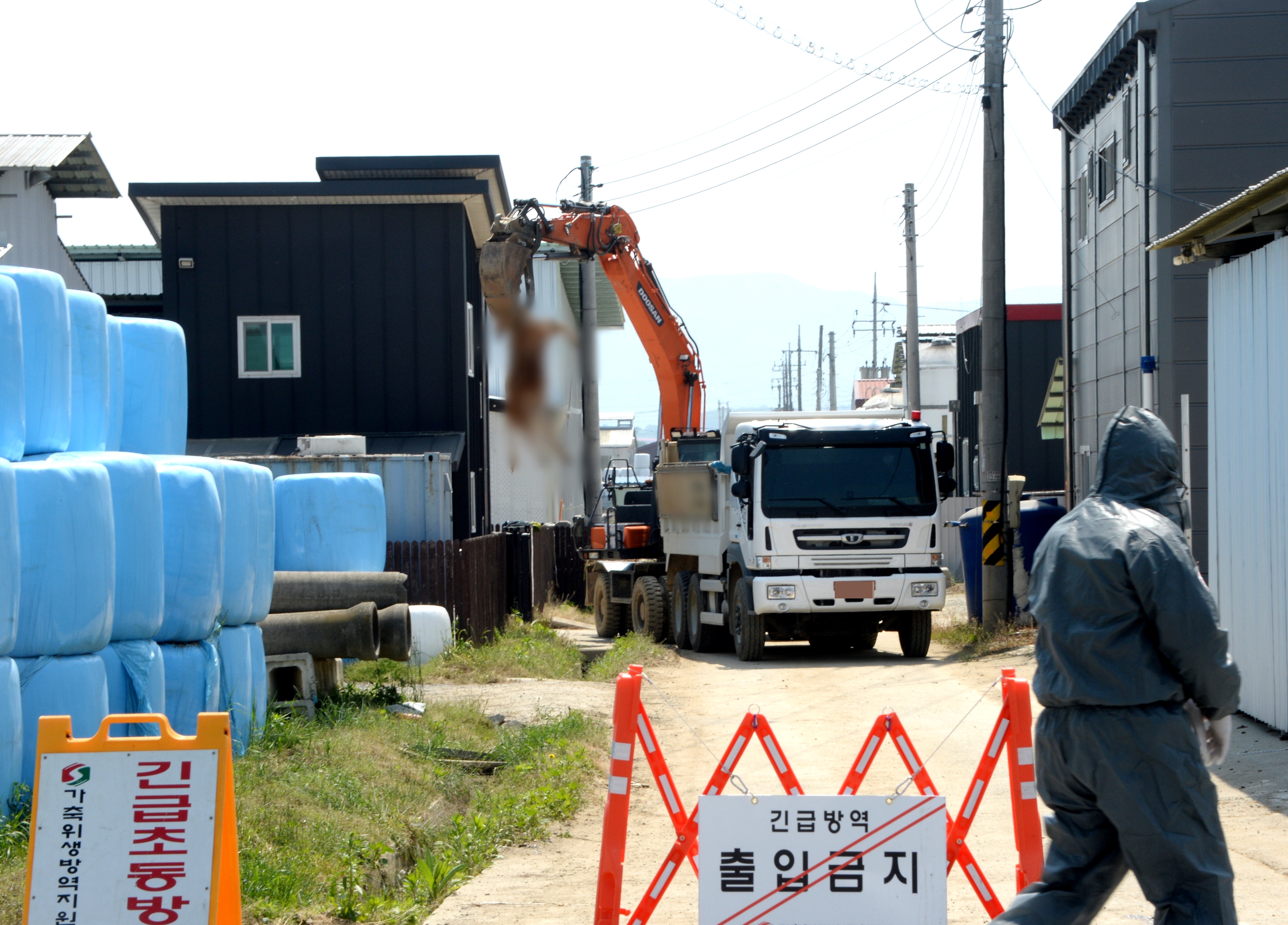 충북 청주시 청원구 북이면 한 한우농장에서 방역당국 관계자들이 외부인 출입을 통제하고 있다. 2023.05.11. 뉴시스