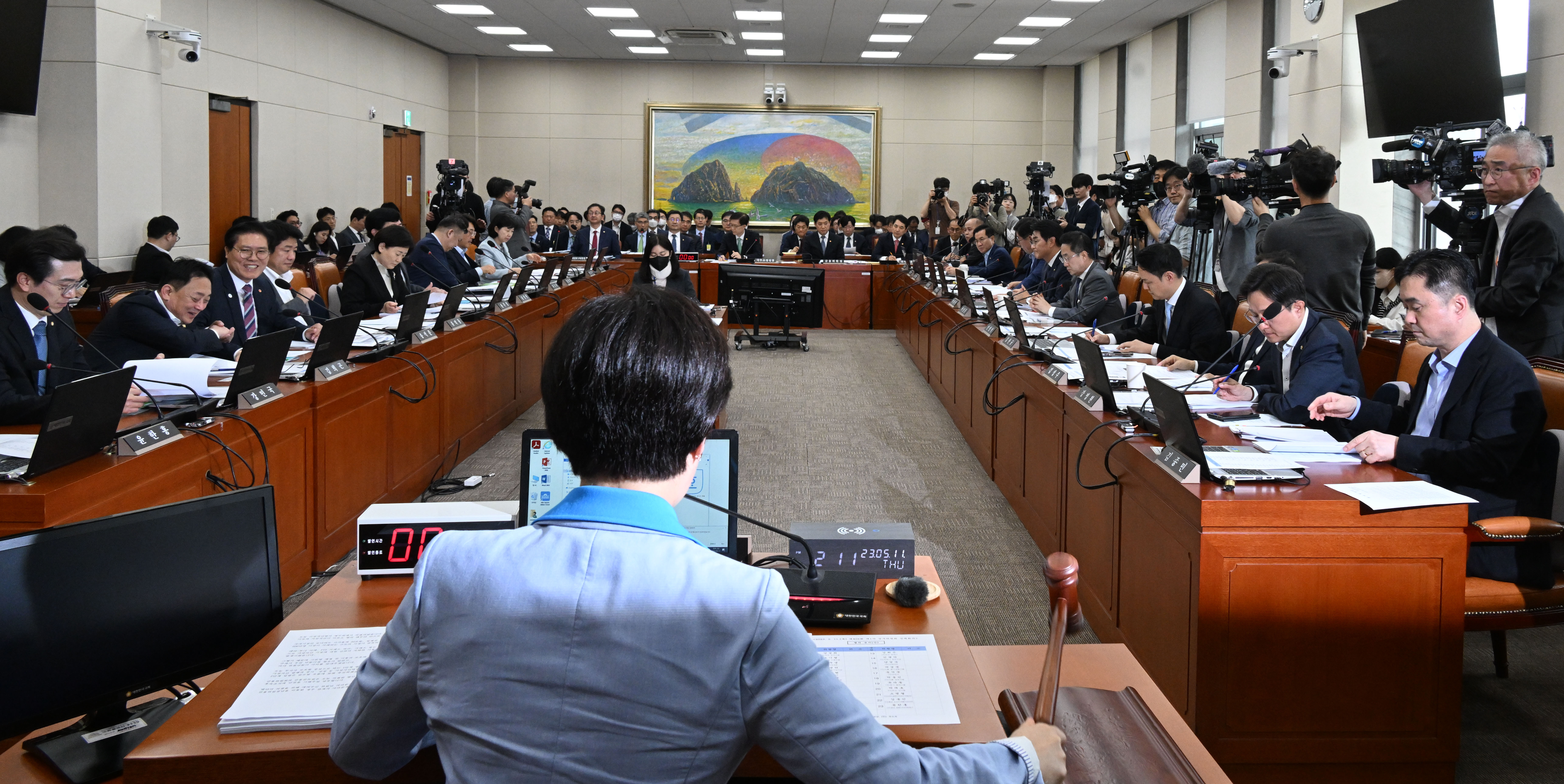 11일 국회에서 열린 정무위 전체회의에서 백헤련위원장이 회의개시를 알리는 의사봉을 두드리고 있다.2023.5.11.안주영 전문기자