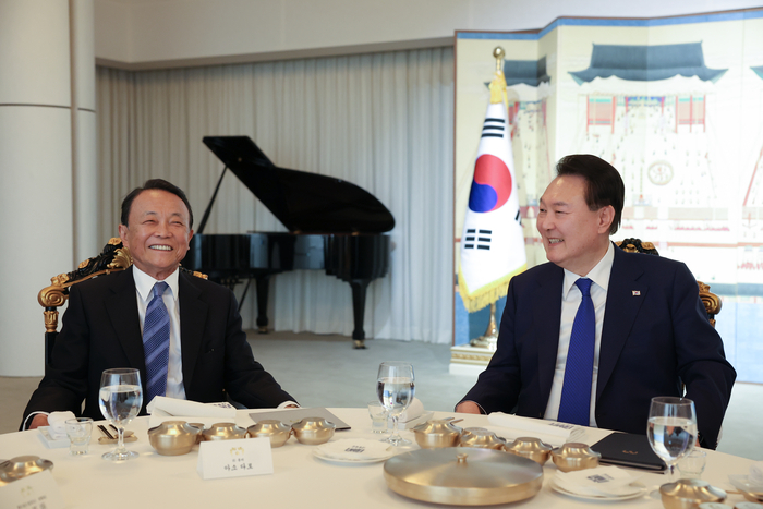 윤석열 대통령이 11일 오후 서울 용산 한남동 관저에서 한국을 방문한 아소 다로 일본 자민당 부총재와 만찬을 하고 있다. 대통령실 제공