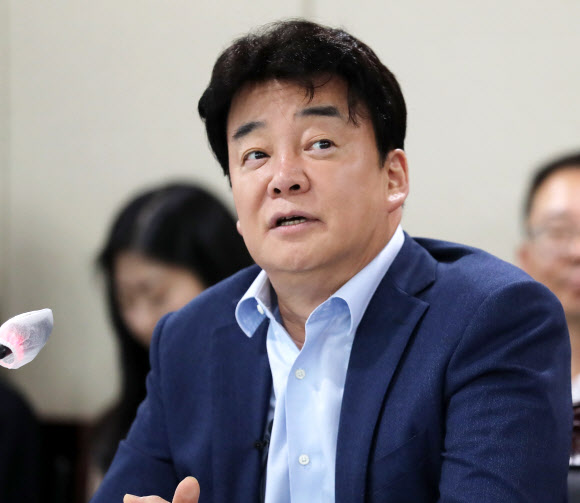 백종원 더본코리아 대표가 11일 충남도청 상황실에서 열린 ‘충남도·예산군·더본코리아, 그린바이오 산업생태계 육성을 위한 벤처캠퍼스 유치 업무협약식’에 참석해 인사말을 하고 있다. 2023.5.11 연합뉴스