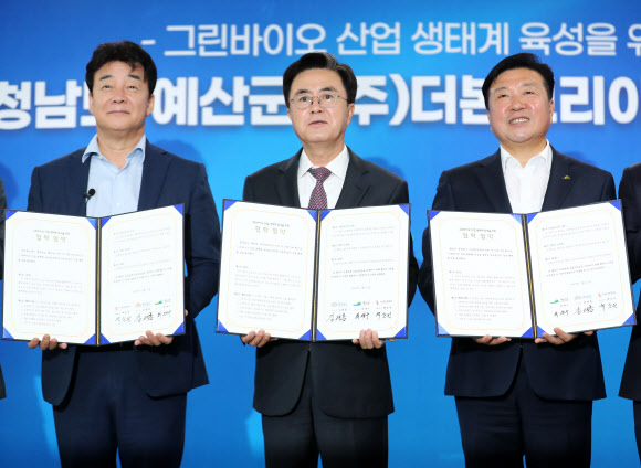 11일 충남도청 상황실에서 열린 ‘충남도·예산군·더본코리아, 그린바이오 산업생태계 육성을 위한 벤처캠퍼스 유치 업무협약식’에서 백종원(왼쪽) 더본코리아 대표와 김태흠(가운데) 충남지사, 최재구 예산군수가 기념사진을 촬영하고 있다. 2023.5.11 연합뉴스