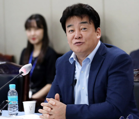 백종원 더본코리아 대표가 11일 충남도청 상황실에서 열린 ‘충남도·예산군·더본코리아, 그린바이오 산업생태계 육성을 위한 벤처캠퍼스 유치 업무협약식’에 참석해 인사말을 하고 있다. 2023.5.11 연합뉴스