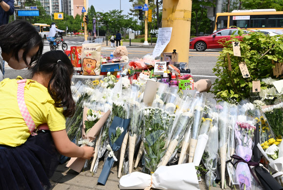 11일 경기도 수원시 권선구의 한 사거리에 전날 어리이보호구역(스쿨존)에서 시내버스에 치여 숨진 초등학생을 추모하는 추모 물품들이 놓여 있다. 2023.05.11. 뉴시스