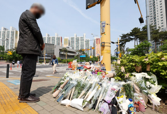 11일 오후 경기도 수원시의 한 사거리에 전날 어린이보호구역(스쿨존)에서 시내버스에 치여 숨진 초등학생을 추모하는 시민들의 발길이 이어지고 있다. 2023.5.11 연합뉴스