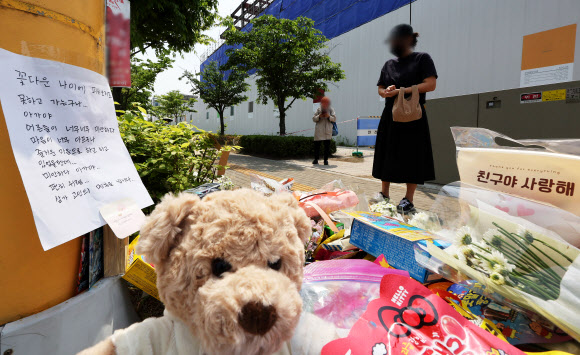 11일 오후 경기도 수원시의 한 사거리에 전날 어린이보호구역(스쿨존)에서 시내버스에 치여 숨진 초등학생을 추모하는 시민들의 발길이 이어지고 있다. 2023.5.11 연합뉴스