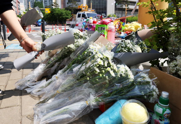 11일 오전 경기도 수원시의 한 사거리에 전날 어린이보호구역(스쿨존)에서 시내버스에 치여 숨진 초등학생을 추모하는 시민들의 발길이 이어지고 있다. 2023.5.11 연합뉴스