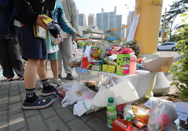 11일 오전 경기 수원시 권선구의 한 사거리에 우회전하던 시내버스에 치여 숨진 아이를 추모하는 물품들이 놓여져 있다. 지난 10일 경기 수원시 권선구의 한 사거리에서 9살 A군이 우회전하던 시내버스에 치여 숨졌다. 사고가 난 곳은 어린이보호구역으로, 사고 당시 보행자 신호는 녹색이었다. 2023.5.11. 뉴스1