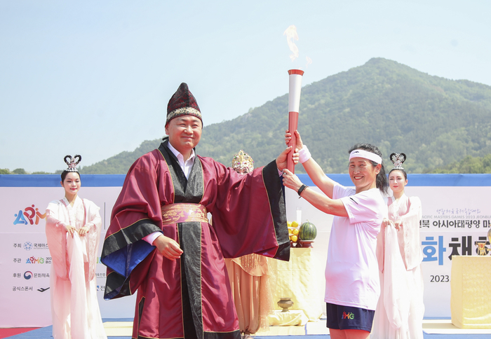 김관영 전북지사가 11일 익산 미륵산에서 2023 전북 아시아·태평양마스터스 대회 성화를 채화했다.