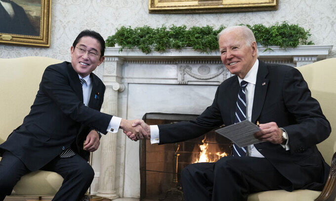 13일(현지시간) 미국 백악관에서 열린 미일 정상회담에 앞서 조 바이든 미국 대통령과 기시다 후미오 일본 총리가 악수하고 있다. AP연합뉴스