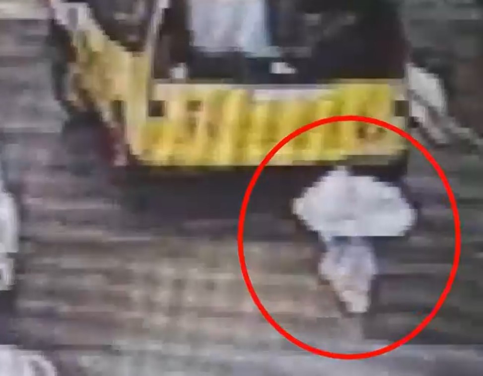 지난달 5일 2살 여자아이가 어린이집을 벗어나 20여분이 지나서야 4차선 대로를 지나던 운전자에게 발견돼 경찰에 인계됐다. YTN 방송화면 캡처