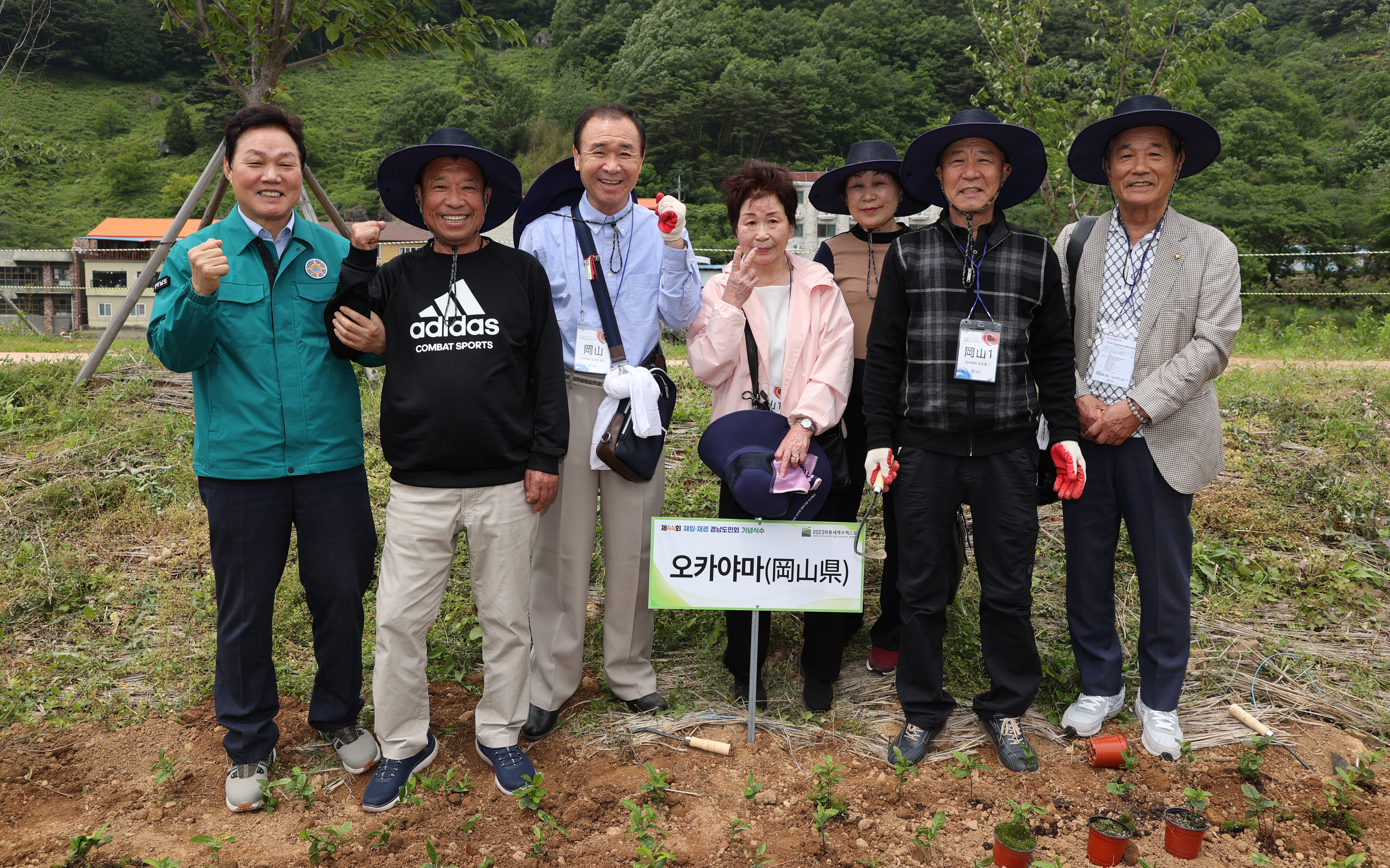 박완수(왼쪽 첫번째) 경남지사와 재일경남도민회 향토식수단이 12일 경남 하동에서 나무심기를 하며 기념촬영을 하고 있다. 경남도 제공