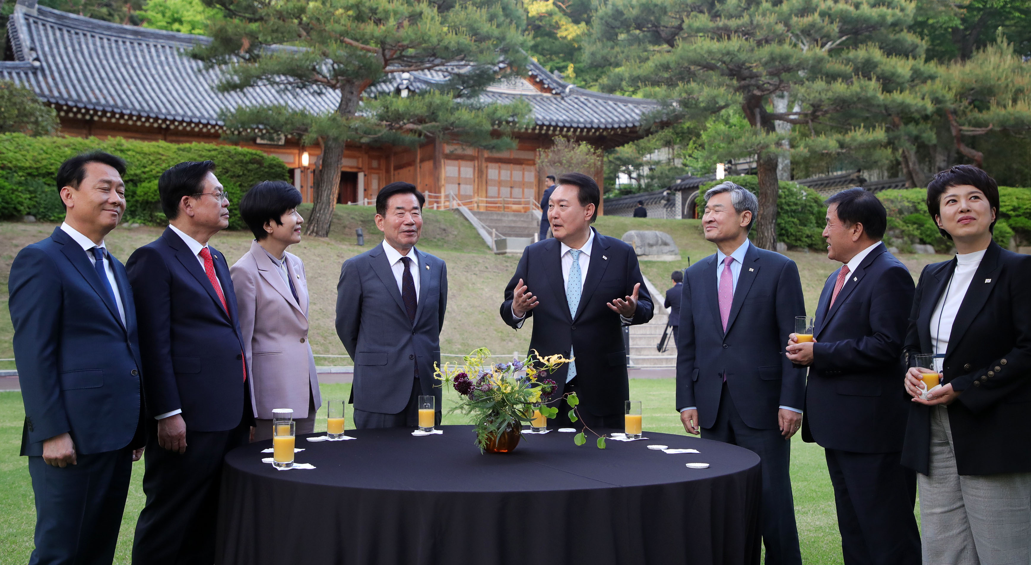 윤석열 대통령이 12일 청와대 녹지원에서 국회의장단과 차를 마시며 담소를 나누고 있다. 윤 대통령은 차담회 이후 상춘재에서 국회의장단과 만찬을 가졌다. 사진 왼쪽부터 이광재 국회 사무총장, 정우택·김영주 부의장, 김진표 국회의장, 윤 대통령, 조태용 국가안보실장, 이진복 정무수석, 김은혜 홍보수석 순. 연합뉴스