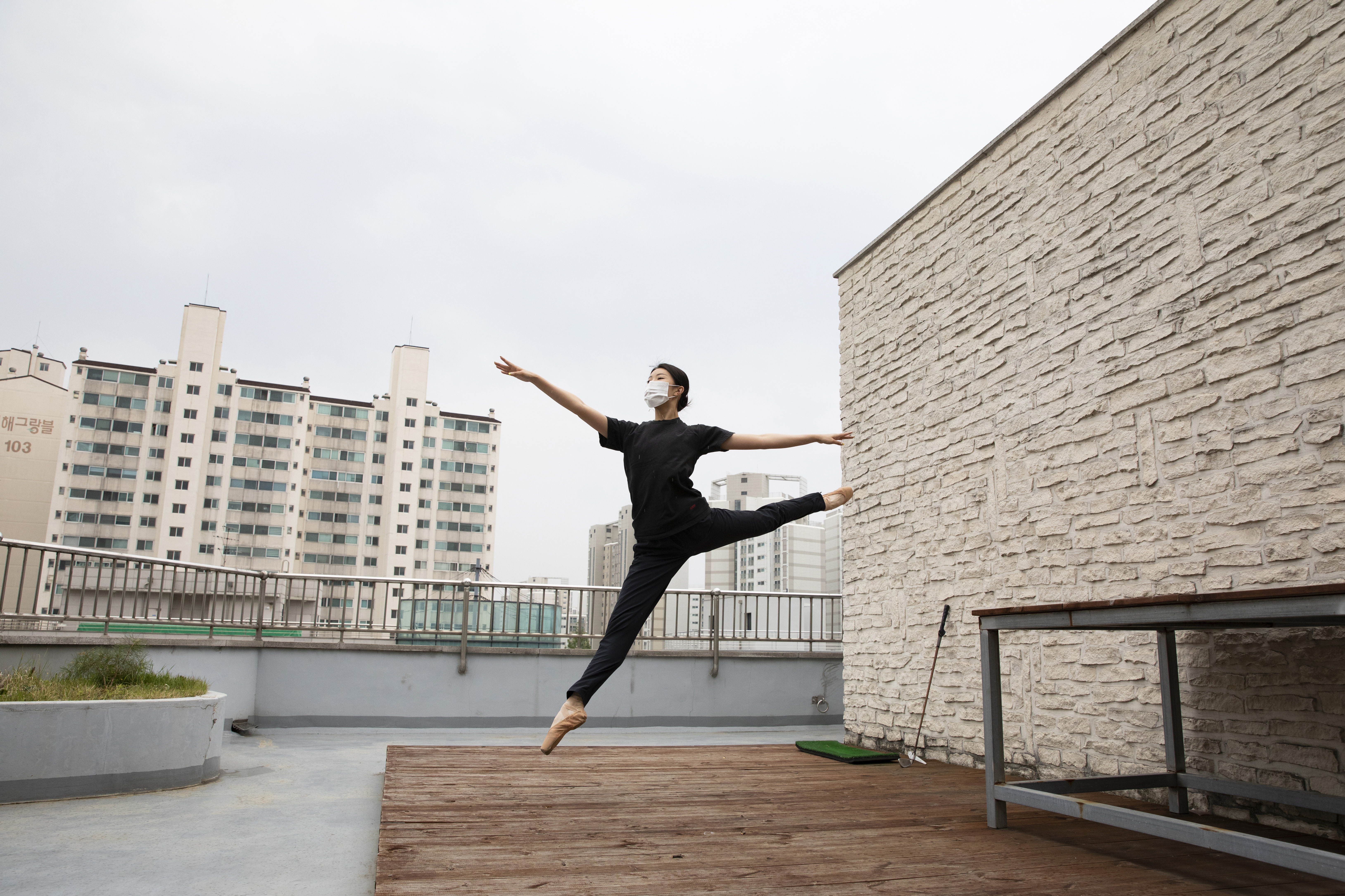 2020년 5월 26일 경기 김포에 거주하는 발레리나 이씨(25)가 코로나19로 연습실을 사용할 수 없자 집 옥상에서 공연 준비를 하고 있다. 2020.5.26 홍윤기 기자