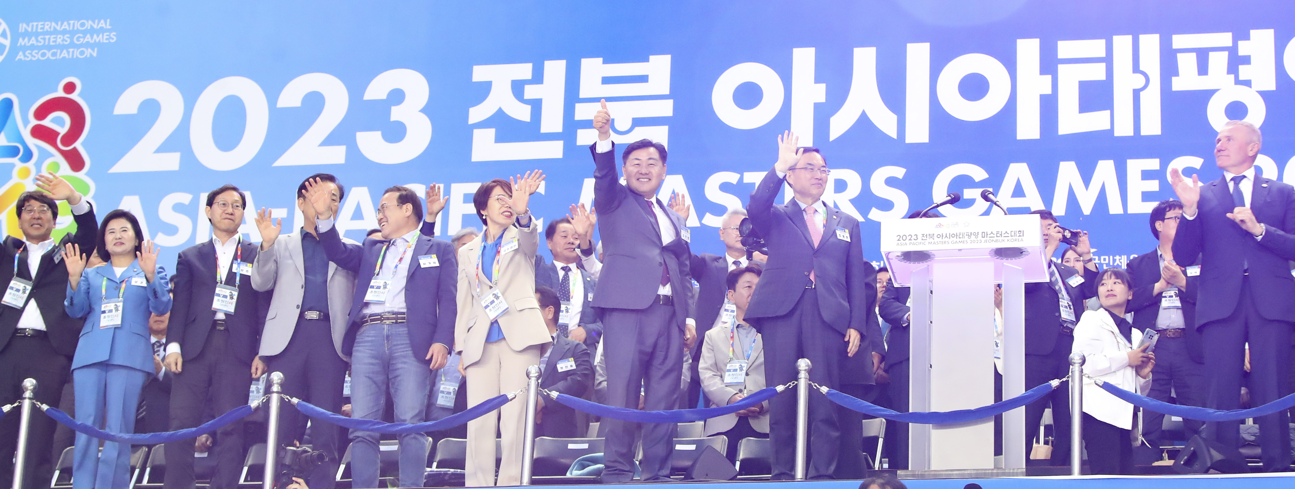 ‘2023 전북 아시아태평양 마스터스대회’ 개회식이 13일 오후 전주 월드컵 경기장에서 개최됐다. 이번 대회는  ‘새로운 변화, 희망의 시작’이라는 주제로 오는 20일까지 진행된다. 전북도 제공