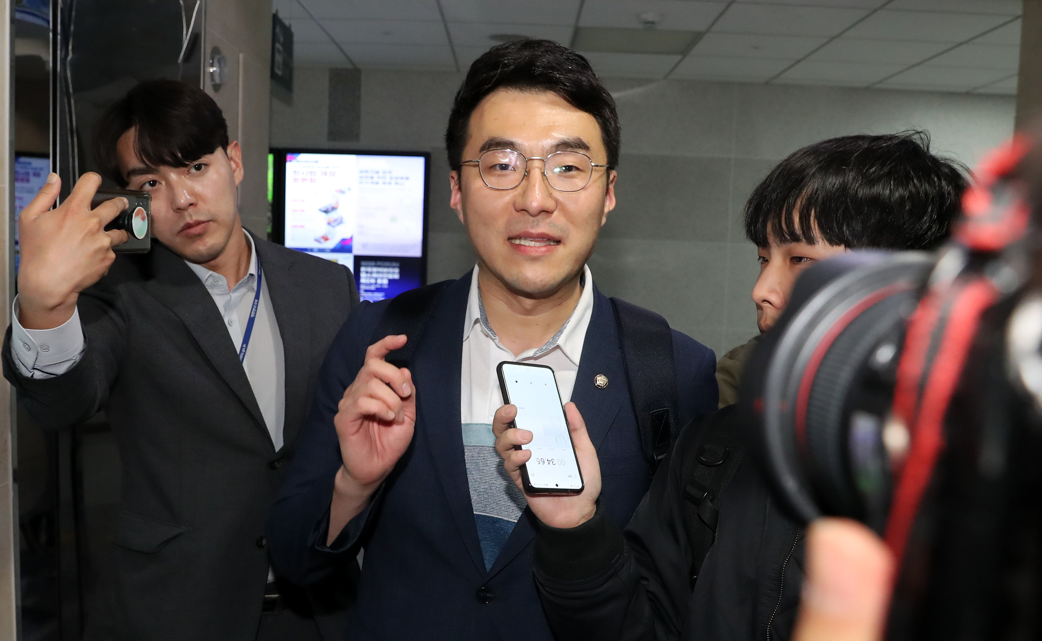 코인 보유 논란에 휩싸인 김남국 더불어민주당 의원이 지난 9일 오후 서울 여의도 국회 의원회관에서 이동하고 있다. 2023. 5. 9 뉴시스