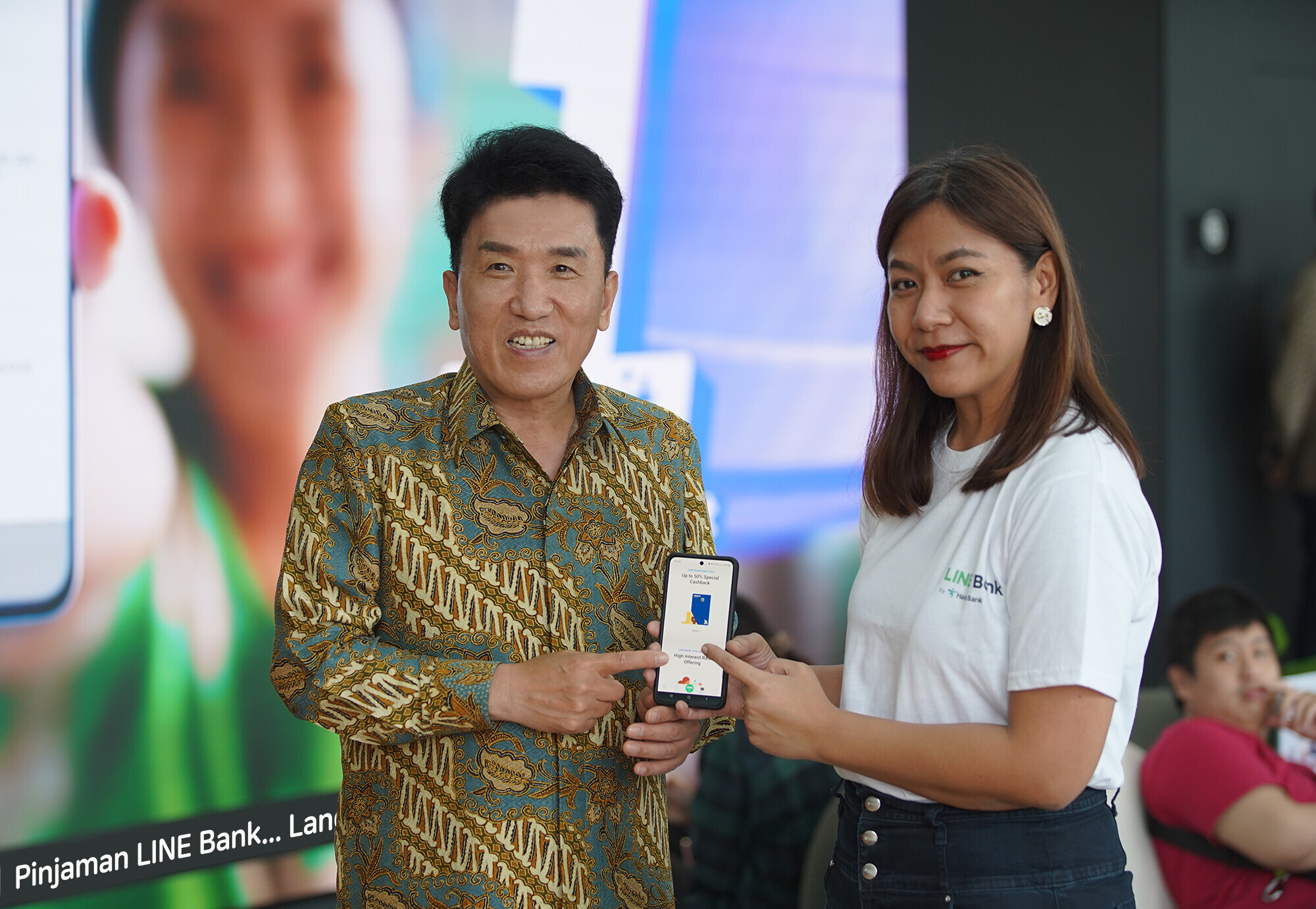 함영주(왼쪽) 하나금융지주 회장이 지난 11일 인도네시아 자카르타의 쇼핑몰 세나얀파크에서 열린 ‘라인뱅크 X 삼성’ 체험 행사에 참석해 현지 라인뱅크 직원과 라인뱅크 애플리케이션(앱)을 시연하고 있다. 하나금융지주 제공