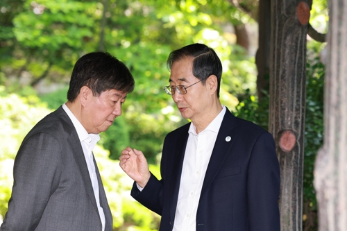 한덕수(오른쪽) 국무총리와 김대기 대통령비서실장이 14일 서울 종로구 총리공관에서 고위당정협의회를 시작하기에 앞서 이야기를 나누고 있다. 당정은 이날 간호법에 대한 거부권 행사를 윤석열 대통령에게 요청하기로 했다. 연합뉴스