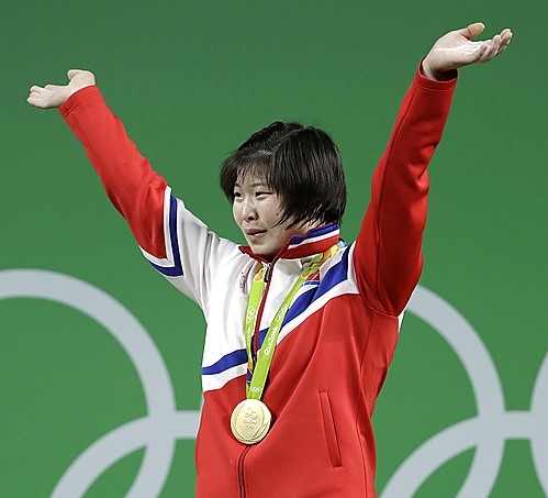 북한 여자 역도 선수인 림정심이 2016년 브라질 리우데자네이루하계올림픽에서 금메달을 따고 즐거워하고 있다. 리우데자네이루 AP 뉴시스