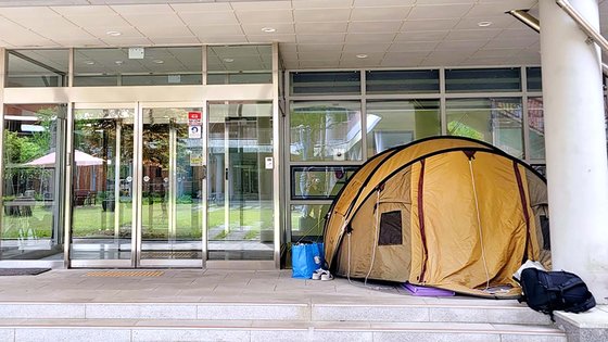 강원도내 한 고교 여학생 기숙사 앞에 설치된 텐트. 연합뉴스