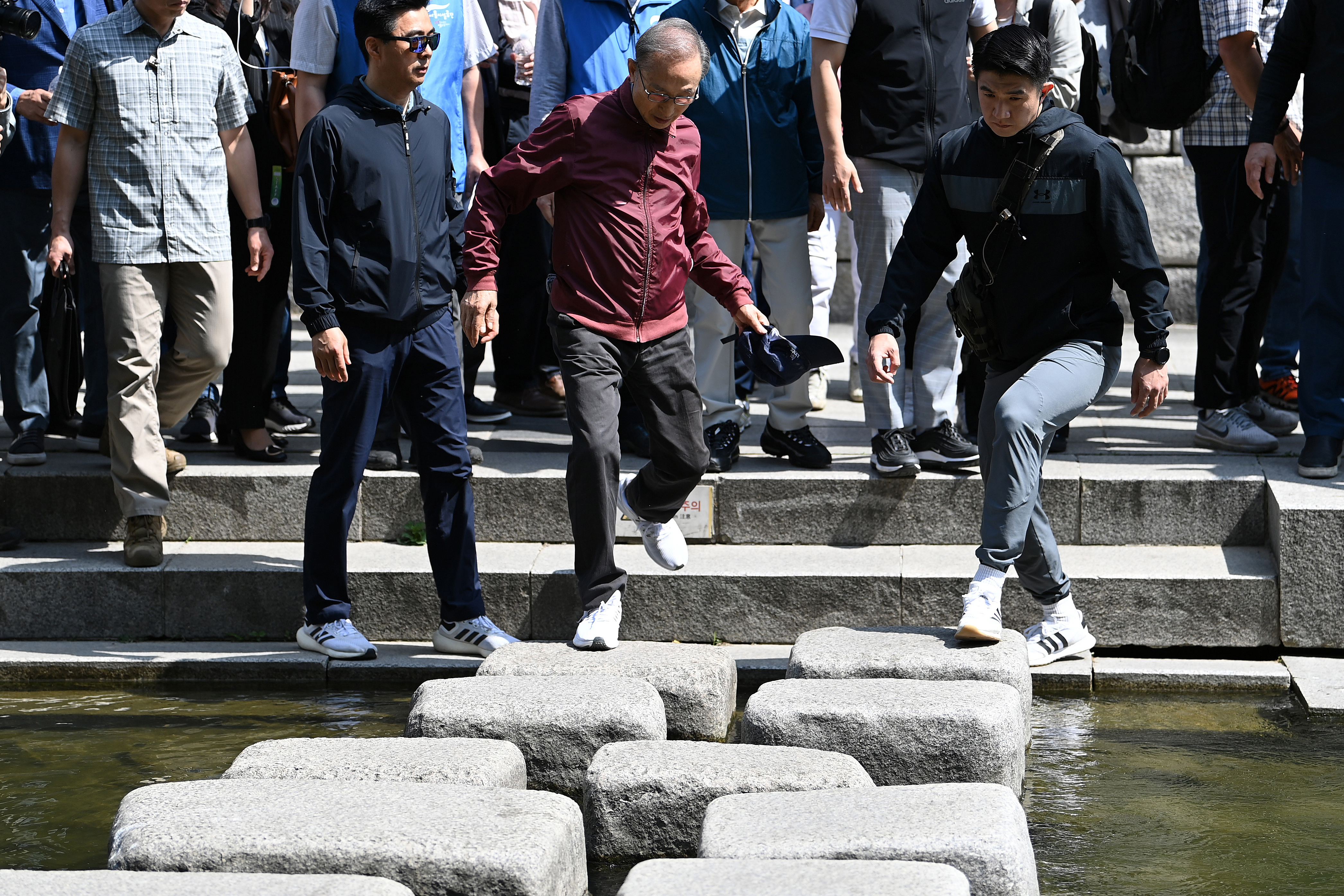 청계천 걷는 이명박 전 대통령