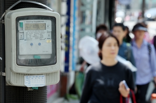 정부가 전기·가스요금 인상 방안을 발표한 15일 서울 시내 주택가에 전력량계가 설치돼있다. 연합뉴스