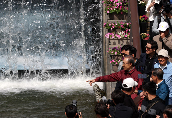 이명박 전 대통령이 15일 오전 서울 청계천에서 ‘청계천을 사랑하는 모임’(청사모) 구성원들과 옛 참모들과 함께 산책하고 있다. 청계천 복원사업은 이 전 대통령의 서울시장 재임 시절 대표적인 치적 중 하나로 꼽힌다. 2023.5.15 연합뉴스