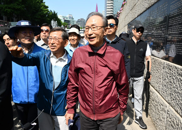 이명박 전 대통령이 15일 오전 서울 청계천에서 ‘청계천을 사랑하는 모임’(청사모) 구성원들과 옛 참모들과 함께 산책하고 있다. 청계천 복원사업은 이 전 대통령의 서울시장 재임 시절 대표적인 치적 중 하나로 꼽힌다. 2023.5.15. 공동취재