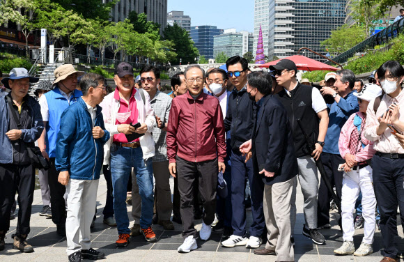 이명박 전 대통령이 15일 오전 서울 청계천에서 ‘청계천을 사랑하는 모임’(청사모) 구성원들과 옛 참모들과 함께 산책하고 있다. 청계천 복원사업은 이 전 대통령의 서울시장 재임 시절 대표적인 치적 중 하나로 꼽힌다. 2023.5.15. 공동취재