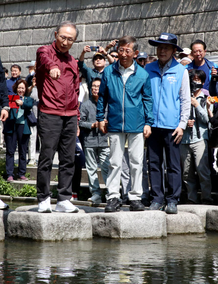 이명박 전 대통령이 15일 오전 서울 청계천에서 ‘청계천을 사랑하는 모임’(청사모) 구성원들과 옛 참모들과 함께 산책하고 있다. 청계천 복원사업은 이 전 대통령의 서울시장 재임 시절 대표적인 치적 중 하나로 꼽힌다. 2023.5.15. 공동취재