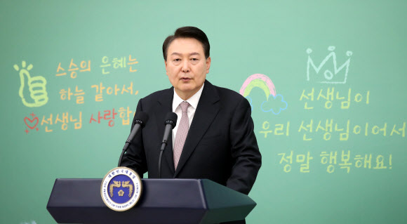 윤석열 대통령이 15일 서울 용산 대통령실 청사에서 열린 제42회 스승의 날 기념 현장교원 초청 오찬 간담회에서 모두발언을 하고 있다. 2023.5.15. 대통령실통신사진기자단