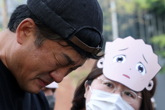 15일 경기도 파주시 문발동 형설출판사 앞에서 열린 ‘검정고무신’ 장례 집회에서 고(故) 이우영 작가의 동생 이우진 작가가 발언 중 눈물을 흘리고 있다. 2023.5.15 연합뉴스