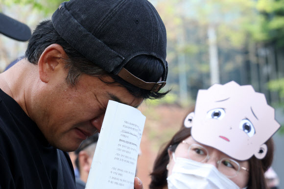 15일 경기도 파주시 문발동 형설출판사 앞에서 열린 ‘검정고무신’ 장례 집회에서 고(故) 이우영 작가의 동생 이우진 작가가 발언 중 눈물을 흘리고 있다. 2023.5.15 연합뉴스